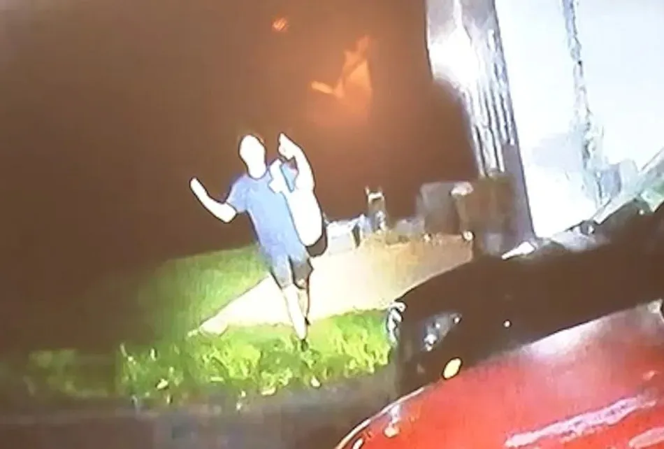 Video từ camera gắn trên người cảnh sát cho thấy Glenwood Pysher đã giơ tay lên khi bị bắn chết vào ngày 23/8. Ảnh: Montgomery County District Attorneys Office