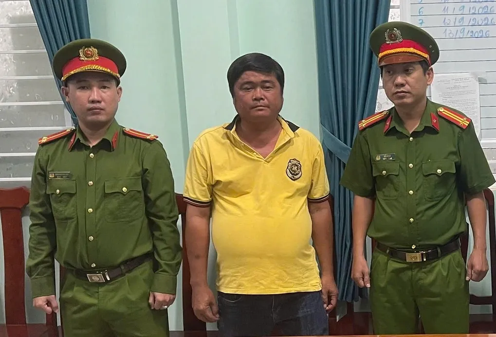 Nguyễn Văn Tỉnh (giữa) tại cơ quan điều tra. Ảnh: Dương Đông
