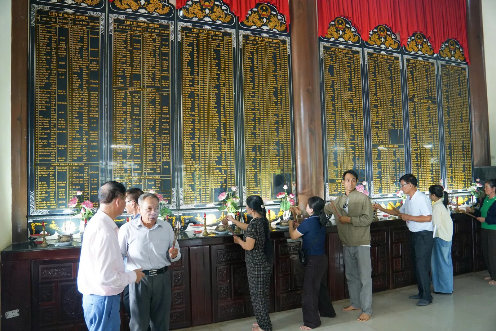Thân nhân từ Nghệ An, Bắc Ninh, Hà Nội… về Đà Nẵng tìm thông tin 17 liệt sĩ trong mộ tập thể - Ảnh 3.