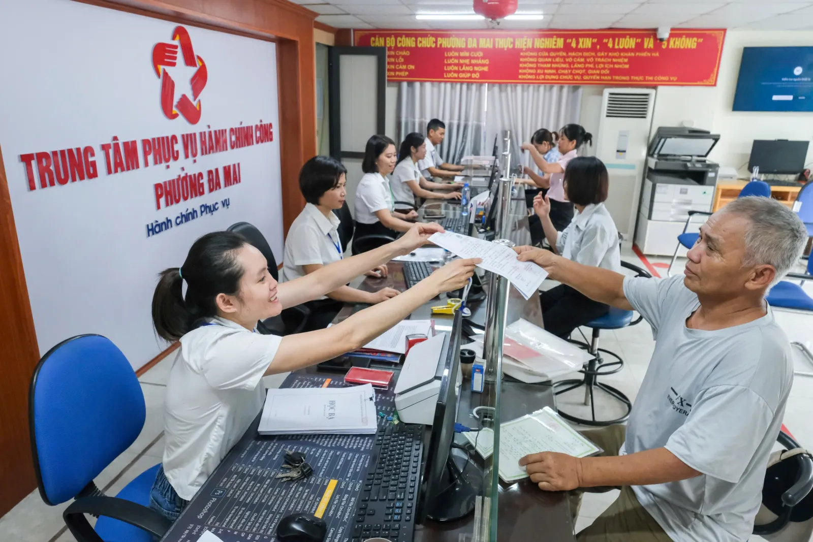 Bắc Ninh chấm điểm 'chính quyền thân thiện', có wifi, điều hòa, thư cảm ơn được cộng điểm - Ảnh 1.