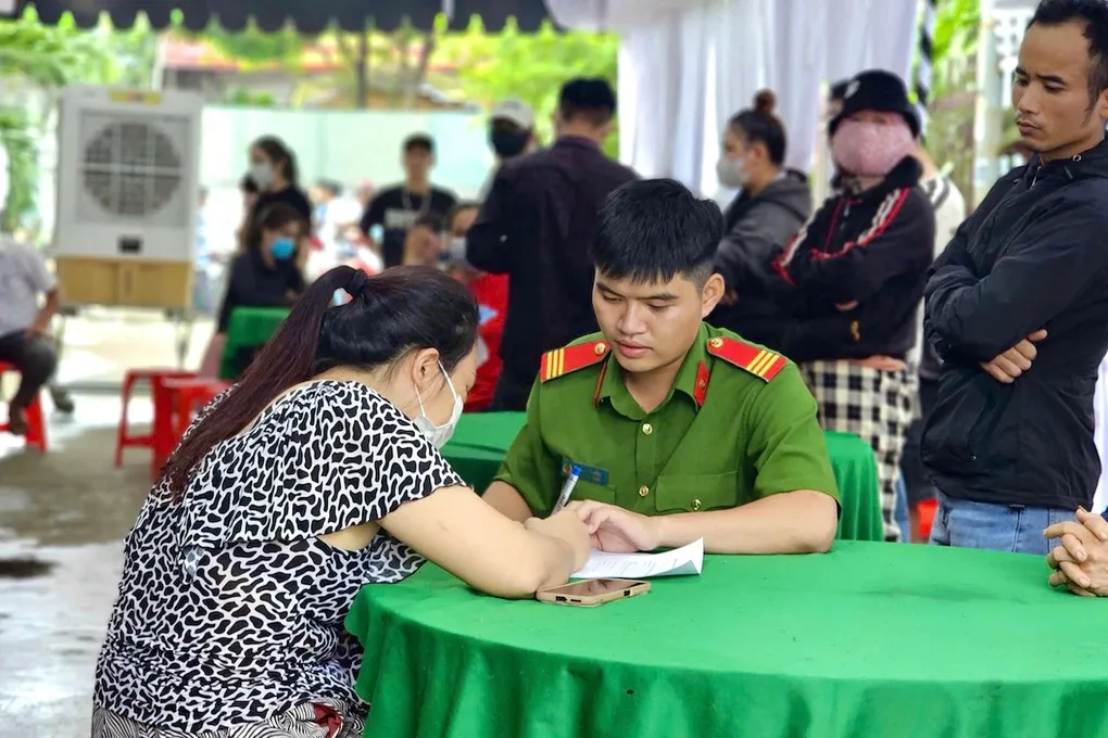 Công an lấy lời khai hàng xóm phục vụ điều tra. Ảnh: Phạm Hải