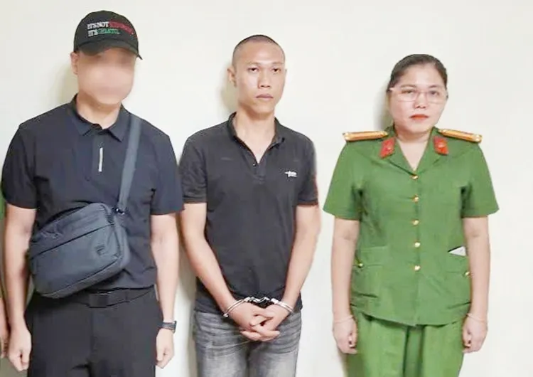Nguyễn Minh Trung khi được di lý về Việt Nam. Ảnh: Công an Cần Thơ
