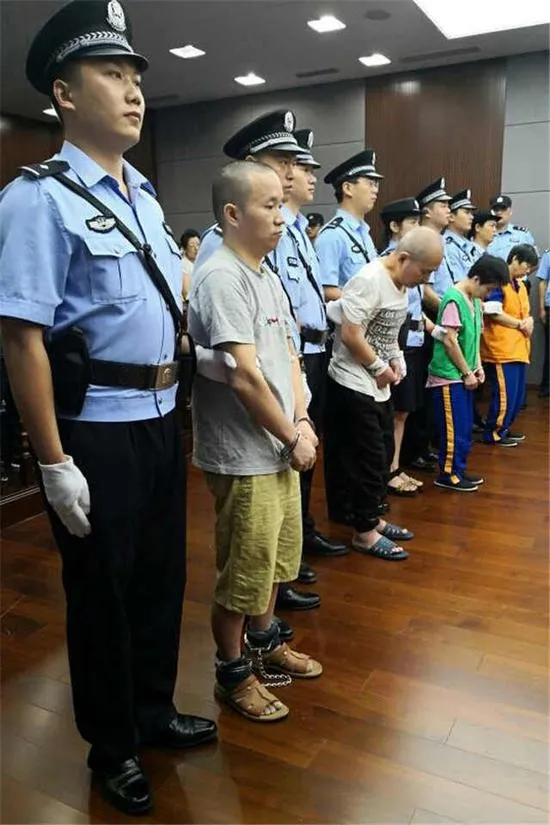 Lý Trung Cát cùng bố mẹ nuôi và vợ trong phiên tòa xét xử năm 2018. Ảnh: Huanqiu