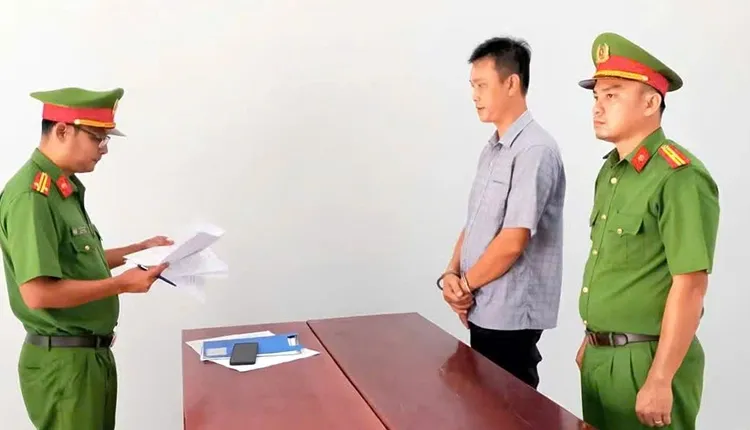 Đoàn Anh Khoa khi bị khởi tố, bắt tạm giam. Ảnh: Công an Vĩnh Long