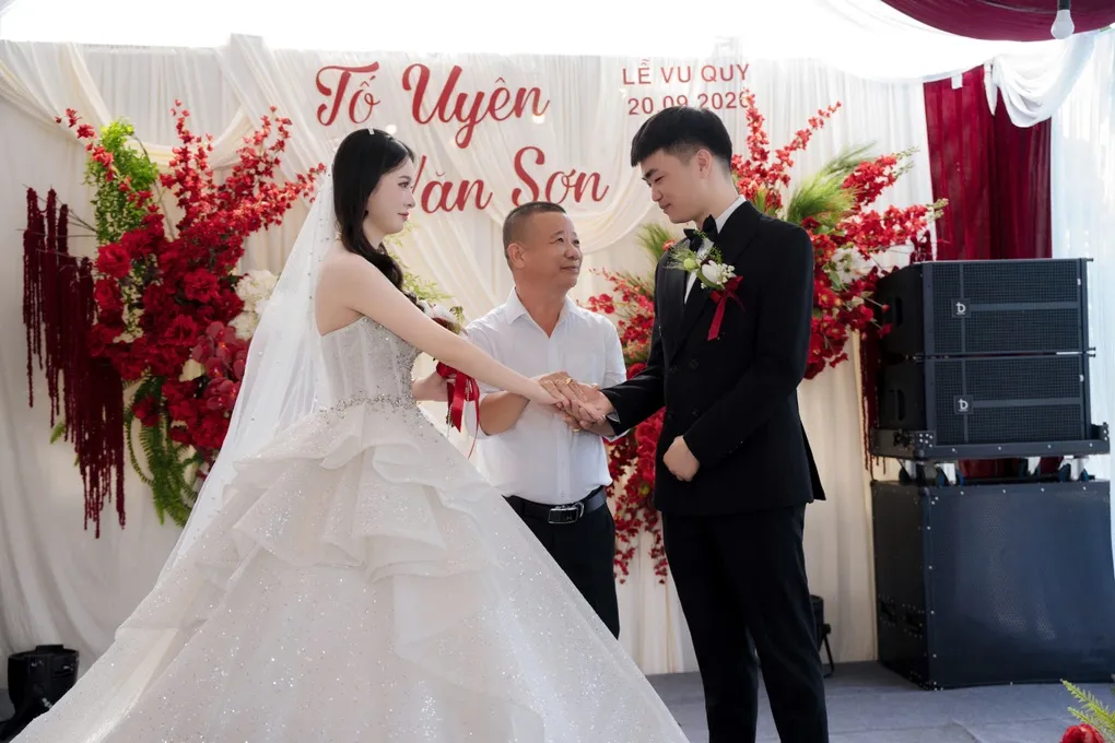 Ông bố ở Bắc Ninh khóc như mưa tiễn con gái về nhà chồng chỉ cách 6km - 1