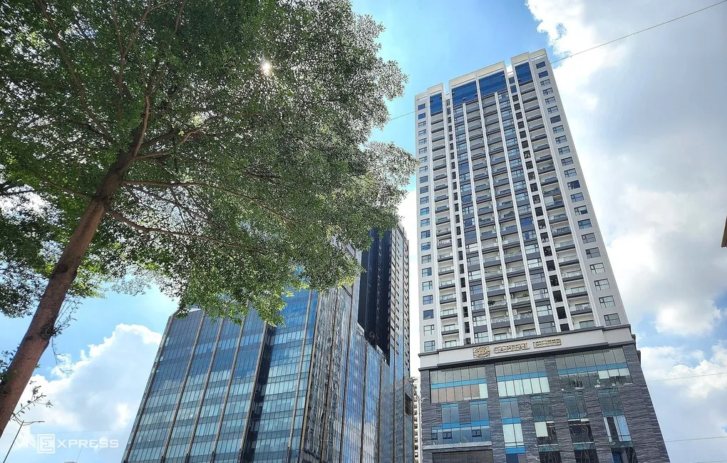 Dự án chung cư Capital Elite (phải) trên đường Phạm Hùng là trung tâm tranh chấp đôi bên. Ảnh:Thanh Lam