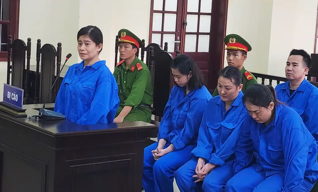 Nguyễn Thị Phương Thảo cùng đồng phạm tại tòa. Ảnh: Hoàng Nam