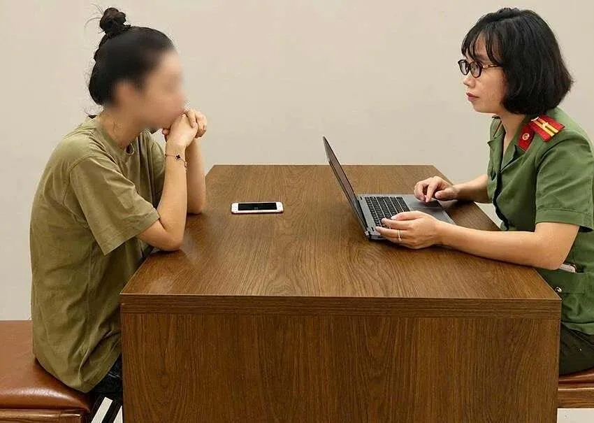 Điều tra viên làm việc với một nghi phạm. Ảnh: Công an cung cấp