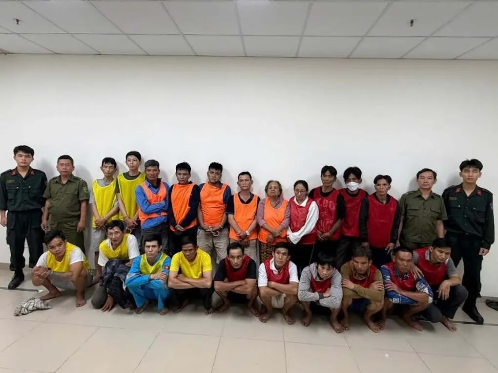 Nhóm nghi can bị bắt giữ trong chuyên án ma túy tại Long Thành. Ảnh: Thái Hà