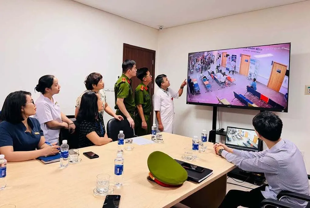 Công an làm việc với Bệnh viện Hữu nghị Lạc Việt kiểm tra camera sự việc. Ảnh: Công an cung cấp