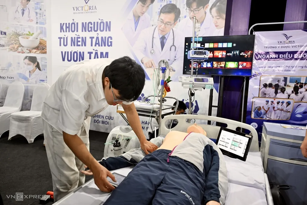 Trường Y - Dược Victoria giới thiệu ngành, môi trường học tập... tại khu Thực nghiệp, thuộc khuôn khổ sự kiện. Ảnh: Giang Huy