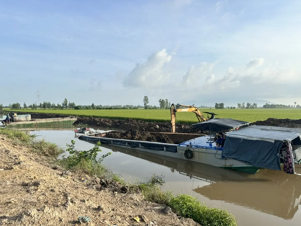 Sà lan sắt bị phát hiện múc trộm đất lòng kênh. Ảnh: Dương Đông