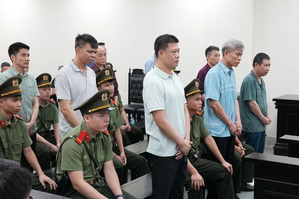 Bị cáo Đinh Hùng (hàng đầu, thứ 3 từ phải qua) và các bị cáo tại tòa. Ảnh: Linh Đan