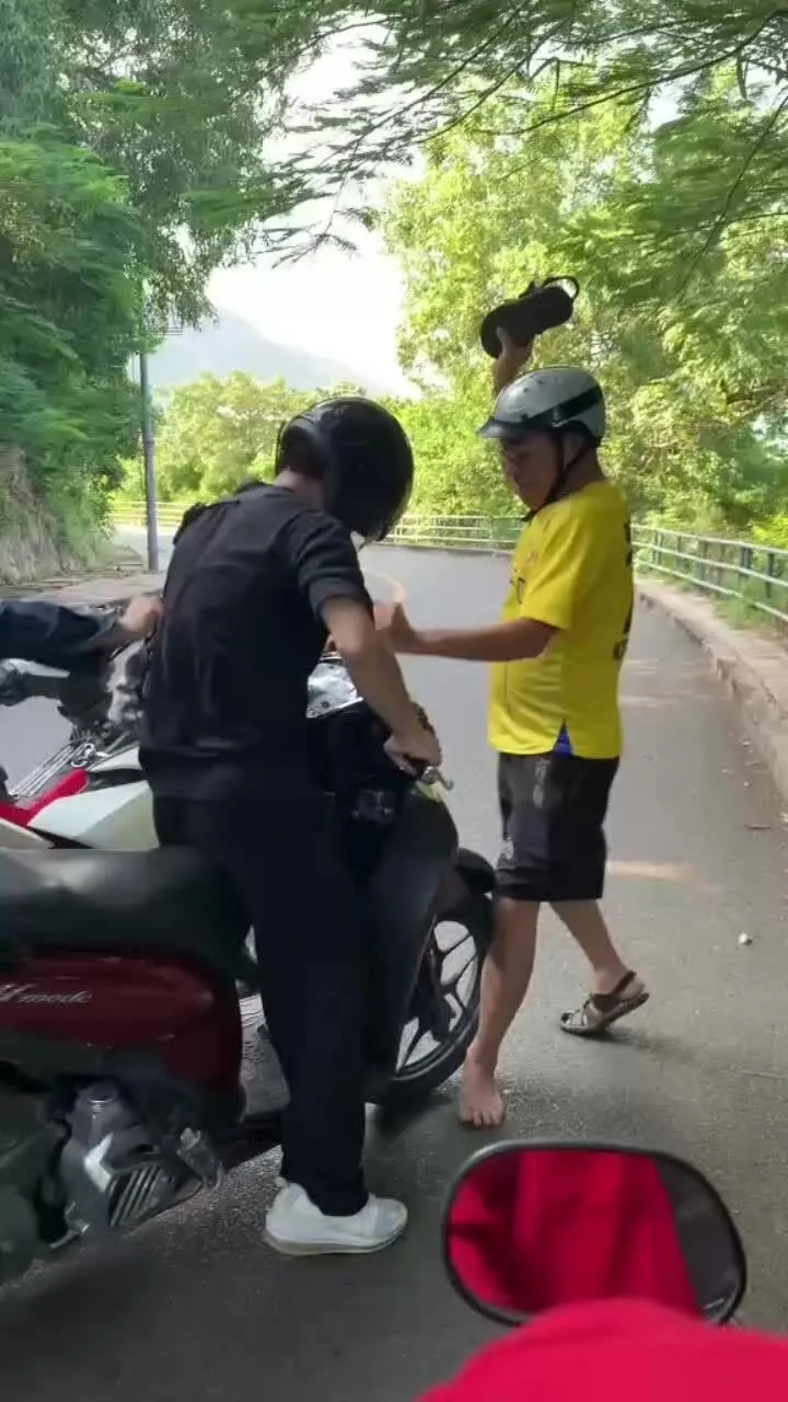 Người đàn ông cầm dép, nón bảo hiểm đánh người tới tấp ở Vũng Tàu