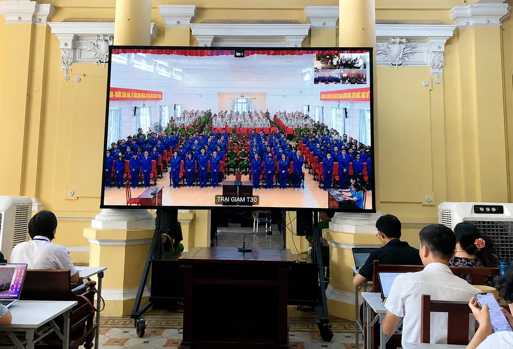 Các bị cáo bị tạm giam nghe tuyên án tại điểm cầu Trại tạm giam Chí Hòa. Ảnh: Hải Duyên