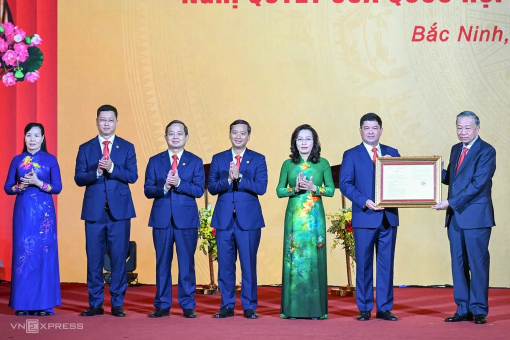 Tổng Bí thư Chủ tịch nước Tô Lâm trao Nghị quyết của Quốc hội về việc thành lập thành phố Bắc Ninh cho Bí thư Thành ủy Bắc Ninh Nguyễn Hồng Thái, sáng 19/9. Ảnh: Giang Huy