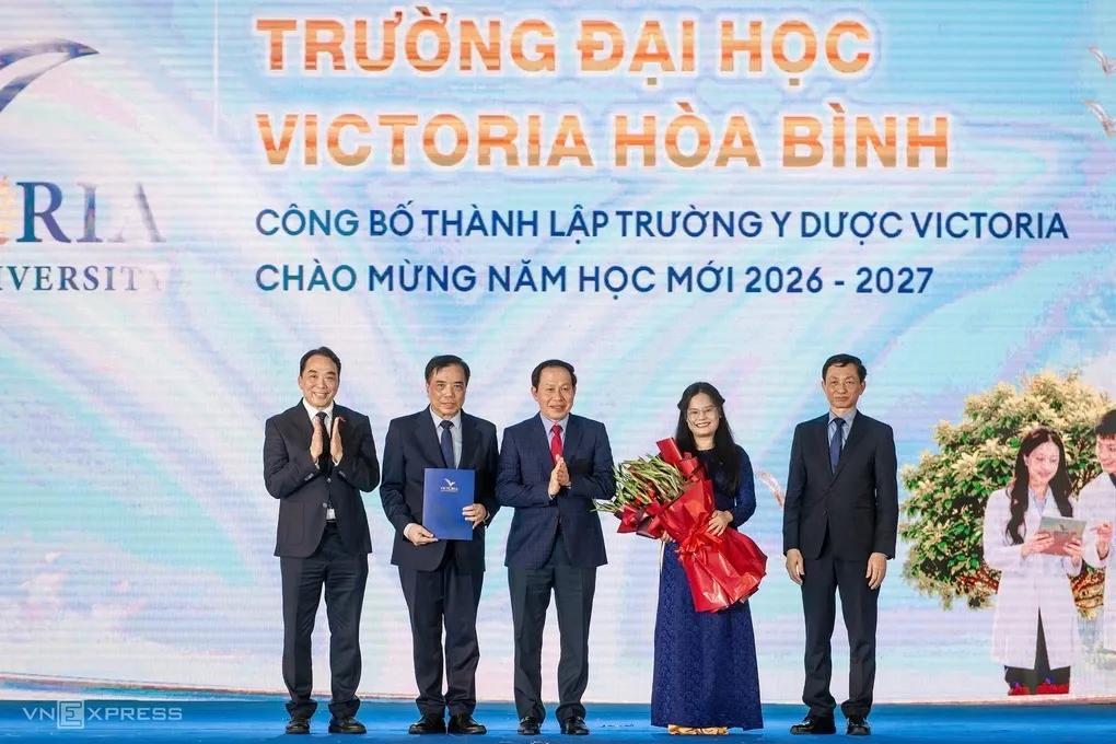 Phó thủ tướng Lê Tiến Châu (giữa) trao quyết định cho trường Đại học Victoria Hoà Bình. Ảnh: Giang Huy