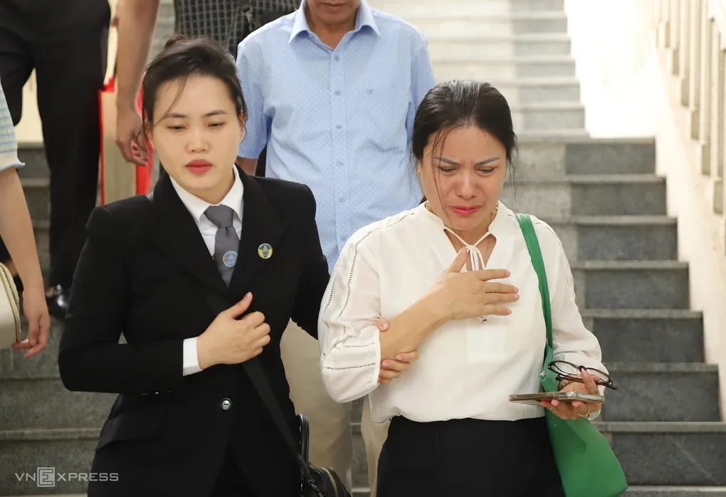 Bà Bình cùng luật sư rời phiên tòa trưa 10/9. Ảnh: Thanh Lam