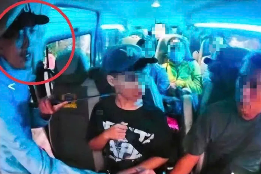 Nguyễn Hoàng Ân chặn một xe khách để cướp tài sản. Ảnh: Cắt từ camera hành trình