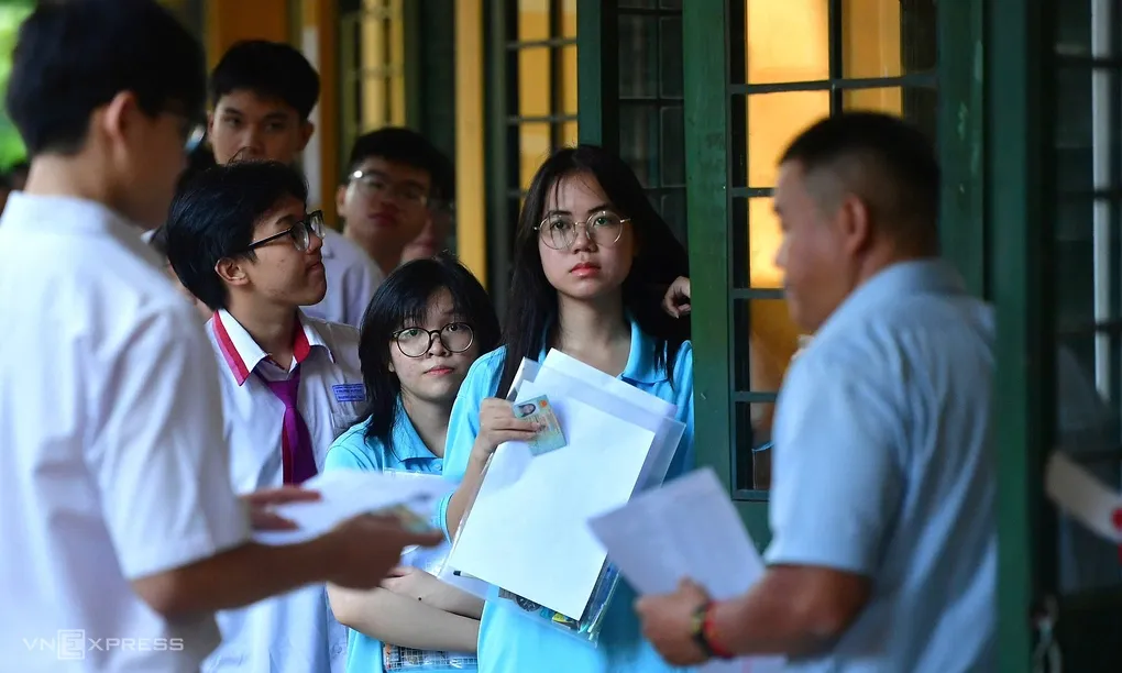 Thí sinh thi tốt nghiệp tại trường THPT Trưng Vương,TP HCM, sáng 11/6. Ảnh: Thanh Tùng