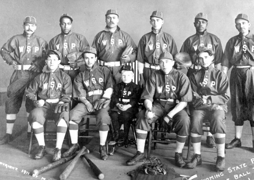 Đội bóng All Stars của nhà tù bang Wyoming năm 1911. Ảnh: History Collection