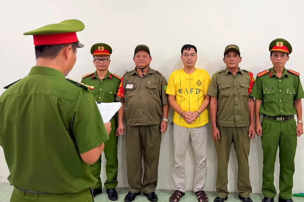 Ông Bùi Đức Đại (áo vàng) khi cơ quan công an thi hành các quyết định tố tụng chiều 3/9. Ảnh: Công an phường Vũng Tàu