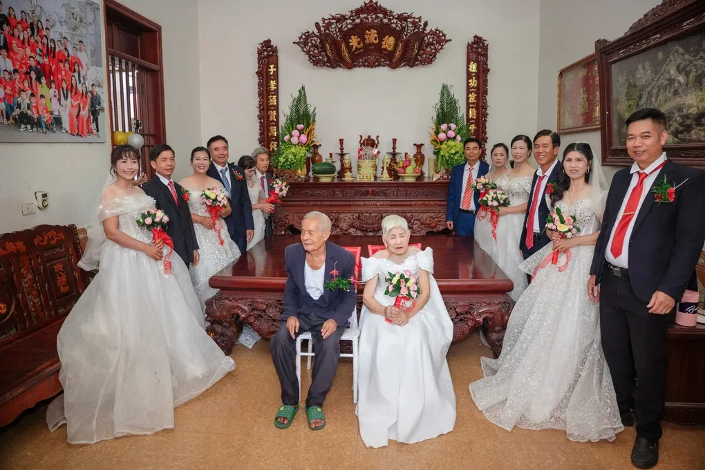 Vợ chồng Nguyễn Thị Cử và cụ Vũ Văn Tiện, 93 tuổi, cùng 6 người con tổ chức đám cưới lại tại gia đình ở phường Yên Dũng, tỉnh Bắc Ninh, ngày 1/9. Ảnh: Hương Trà
