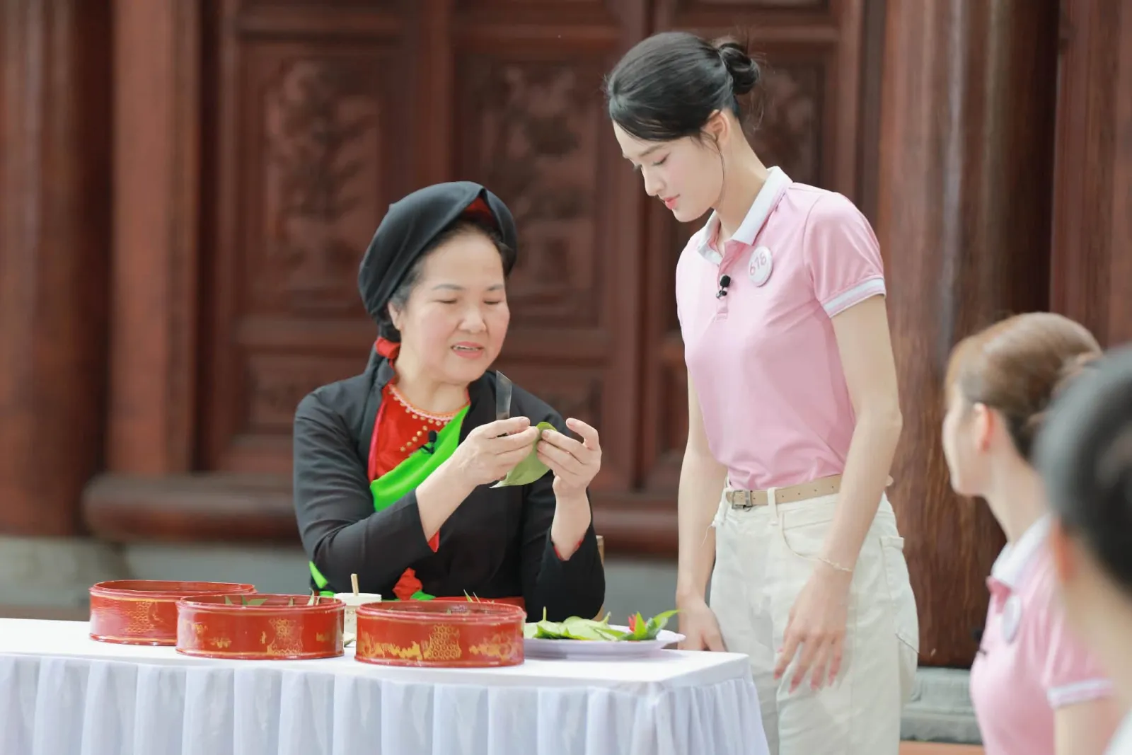 53 người đẹp Hoa hậu Việt Nam 2026 học hát quan họ, têm trầu cánh phượng - Ảnh 3.