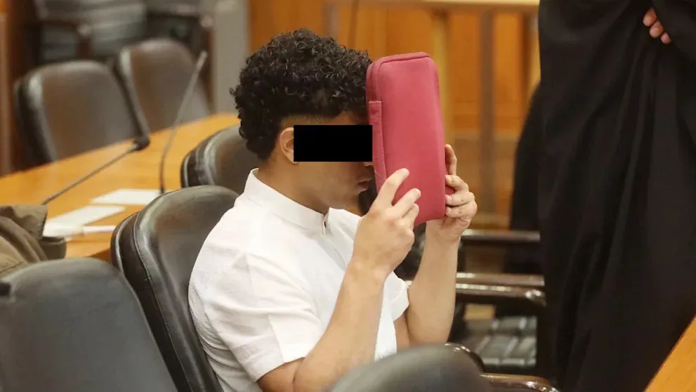 Mohammad S., 24 tuổi, che mặt khi ra tòa. Ảnh: Bild