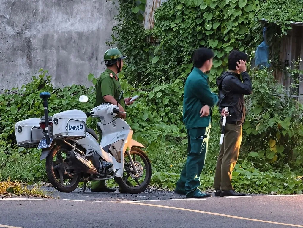 Cảnh sát phong tỏa hiện trường. Ảnh: Phạm Hải