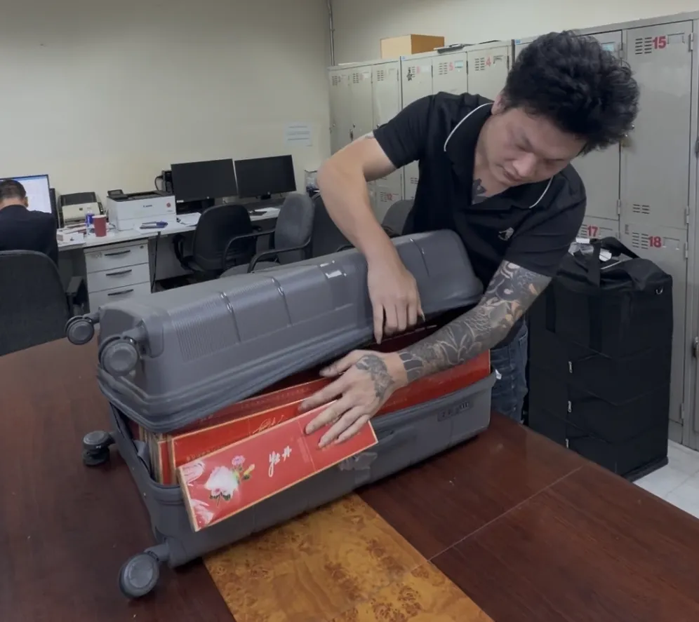 Hành lý chứa đầy thuốc lá lậu bị lực lượng chức năng phát hiện trước chuyến bay. Ảnh: Công an cung cấp