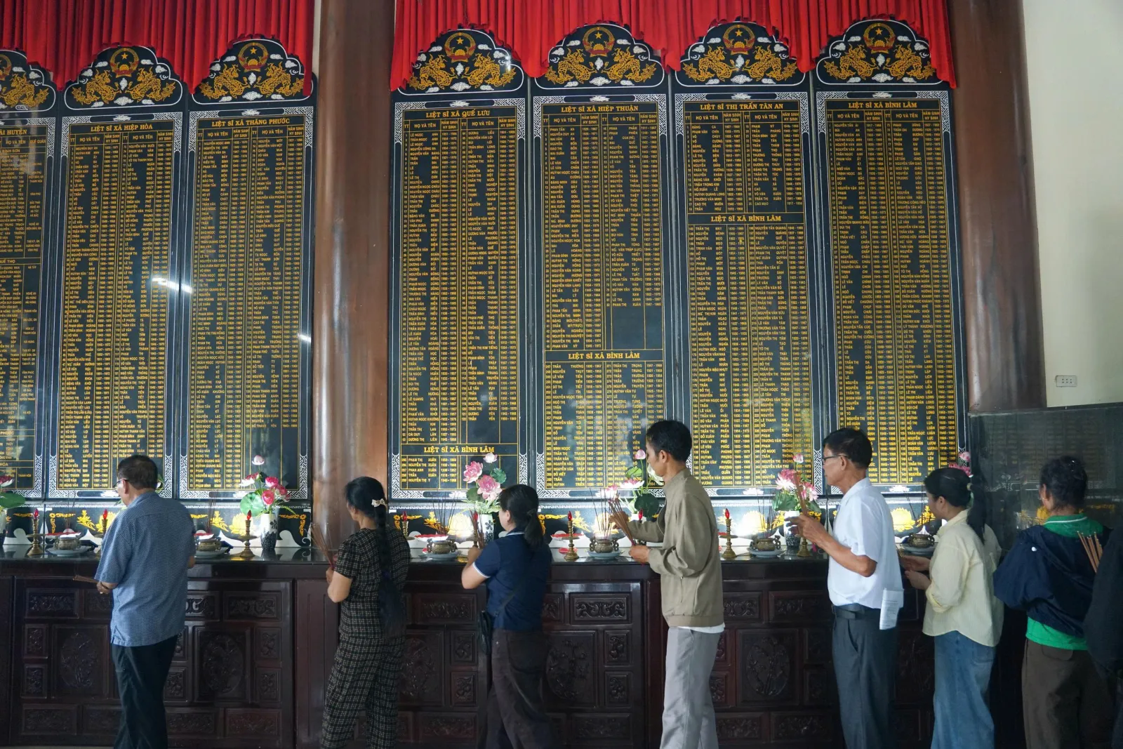 Thân nhân từ Nghệ An, Bắc Ninh, Hà Nội… về Đà Nẵng tìm thông tin 17 liệt sĩ trong mộ tập thể - Ảnh 1.