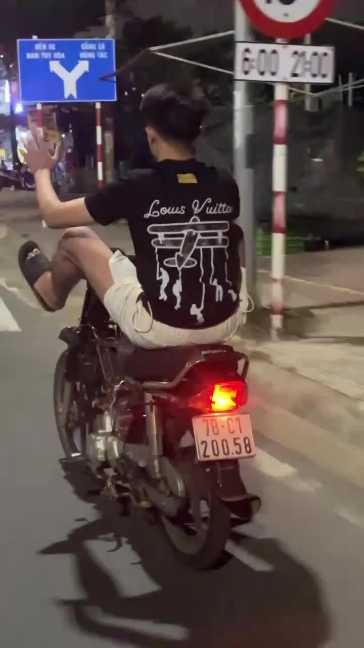 Thanh niên lái xe bằng hai chân bị mời làm việc