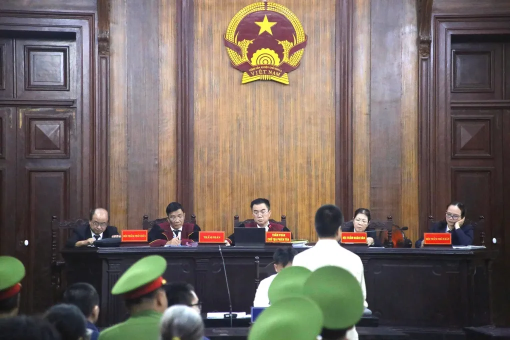 HĐXX thẩm vấn bị cáo. Ảnh: Phạm Hải