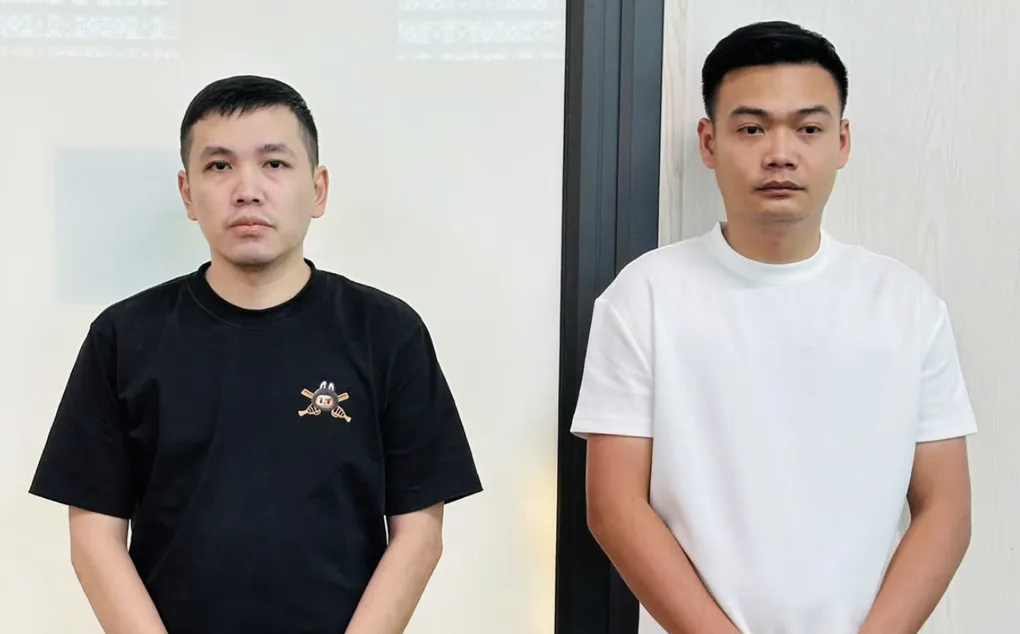 Hai nghi can Võ Đại Trường Lâm (trái) và Lê Trọng Hải Anh tại cơ quan điều tra. Ảnh: Lam Sơn