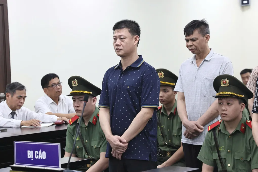 Bị cáo Đinh Tiến Hùng nghe tuyên án hôm nay. Ảnh: Linh Đan