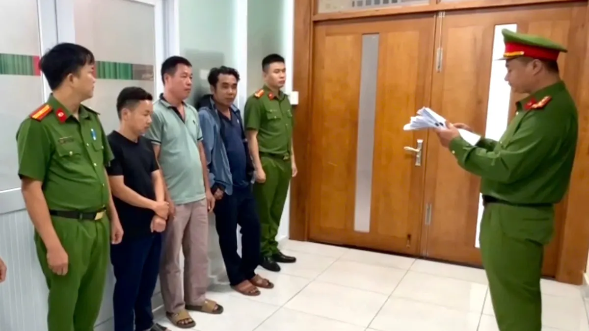 Bán hơn 42.000 bình gas giả ra thị trường, 10 người bị khởi tố