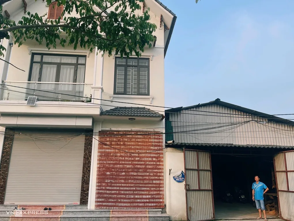 Căn nhà ba tầng và xưởng gỗ nằm trong diện tích đất 274 m2 đang tranh chấp. Ảnh: Danh Lam