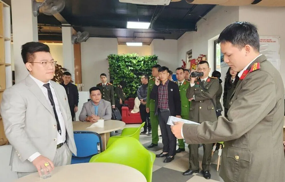 Công an làm việc với Hồ Quốc Thân (ngoài cùng bên trái). Ảnh: Công an cung cấp