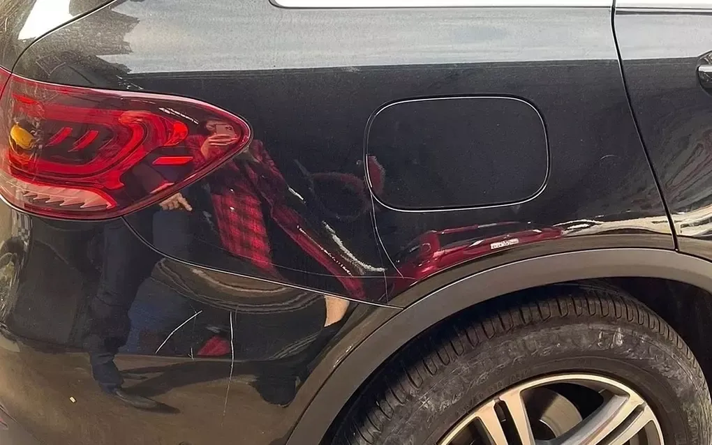 Bên ngoài xe Mercedes GLC 200 bị cào xước nhiều vết. Ảnh:Nạn nhân cung cấp