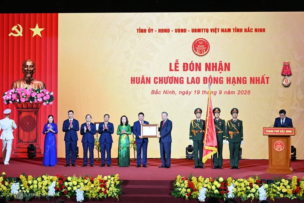 Tổng Bí thư Chủ tịch nước Tô Lâm trao Huân chương Lao động hạng Nhất cho Đảng bộ, chính quyền và Nhân dân thành phố Bắc Ninh, sáng 19/9. Ảnh: Giang Huy