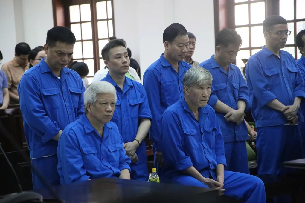 Bùi Thế Hùng (ngồi, bên phải), cựu Viện Pháp y tâm thần Biên Hòa. Ảnh: Phạm Hải