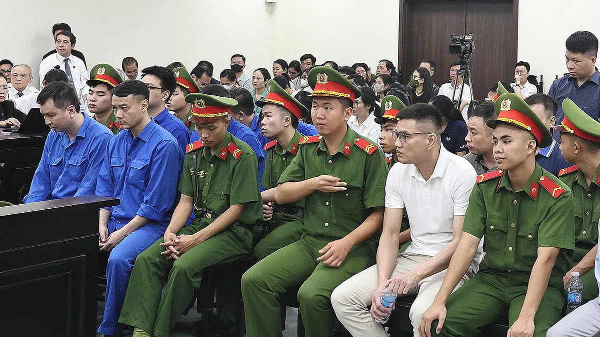 Tòa đối chất 'túi giấy đựng 140.000 USD hay hai hộp xì gà' với cựu công an nhận chạy án