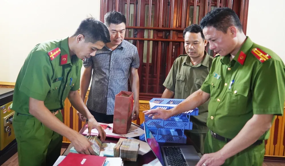 Công an kháp xét, thu giữ tài liệu tại trụ sở doanh nghiệp và nhà riêng của Hoàng Mạnh Linh. Ảnh: Lam Sơn