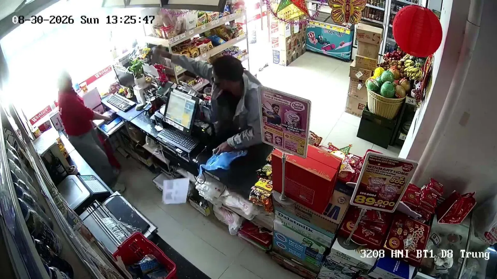 Rút dao nhọn đe dọa nữ thu ngân siêu thị, cướp tài sản