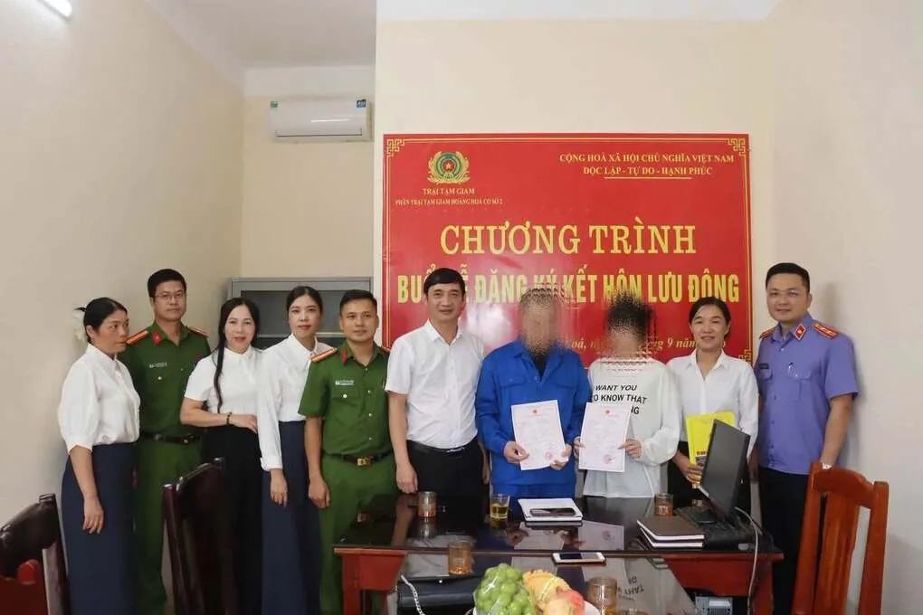 Đại diện các cơ quan chức năng chúc mừng cặp đôi sau khi thành vợ chồng. Ảnh: Lam Sơn