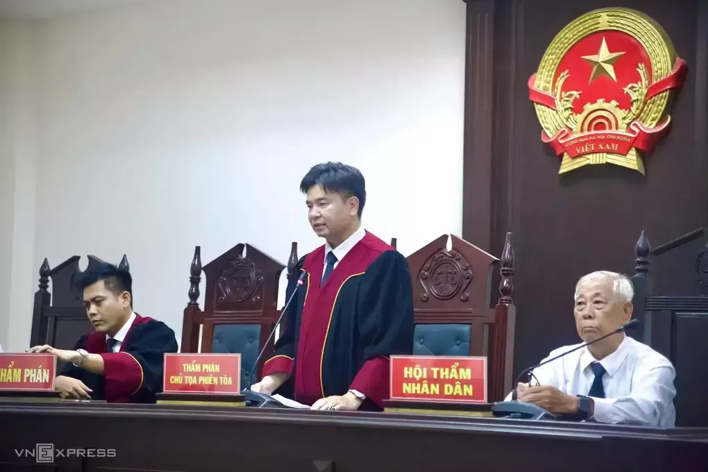 Hội thẩm nhân dân (phải) trong phiên tòa xét xử Cựu Viện trưởng Pháp y tâm thần Trung ương Biên Hòa, hôm 18/9. Ảnh: Phạm Hải