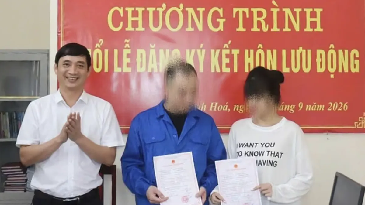 Cặp đôi đăng ký kết hôn trong trại tạm giam