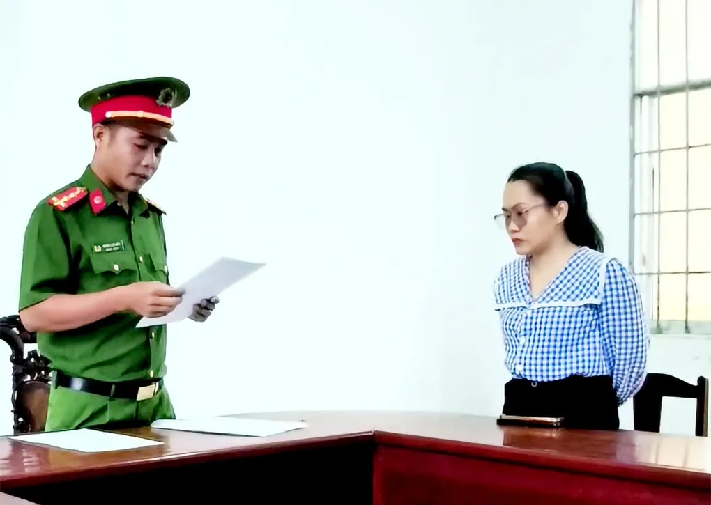 Phan Võ Kiều Trúc Linh tại cơ quan điều tra. Ảnh: Tiến Tầm