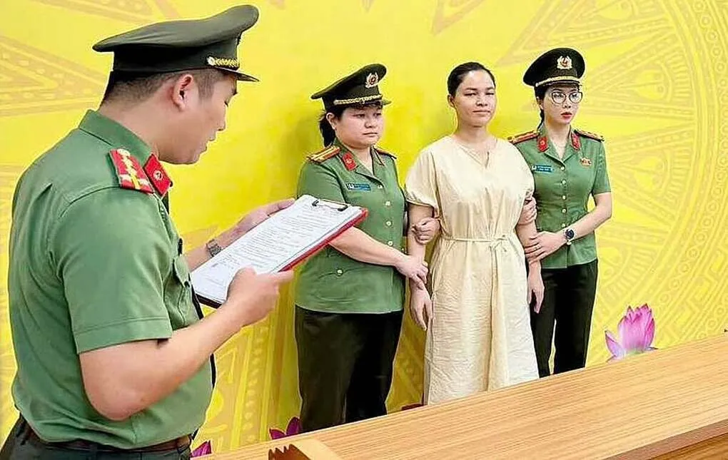Công an đọc lệnh khởi tố bị can Vũ Thị Dung. Ảnh: Công an cung cấp